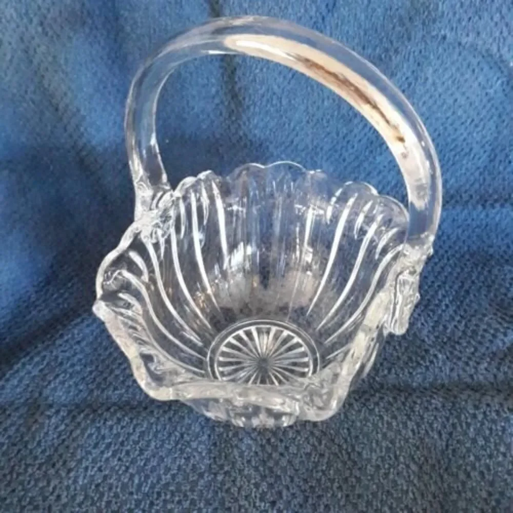 Vtg Clear Glass Wedding Basket Applied Handle Scollop Around Edge Ribbed Sides